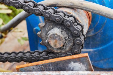 Eski bir zincir sürücü. Eski yağlarla kaplı zincirli sproketi sür