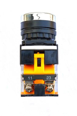 Beyaz arkaplan görünümünde izole edilmiş elektrik başlat ve durdur düğmesine bas