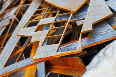 Lazer kesme makinesinden sonra metal atığı. Paslı çelik parçası. soyut arkaplan