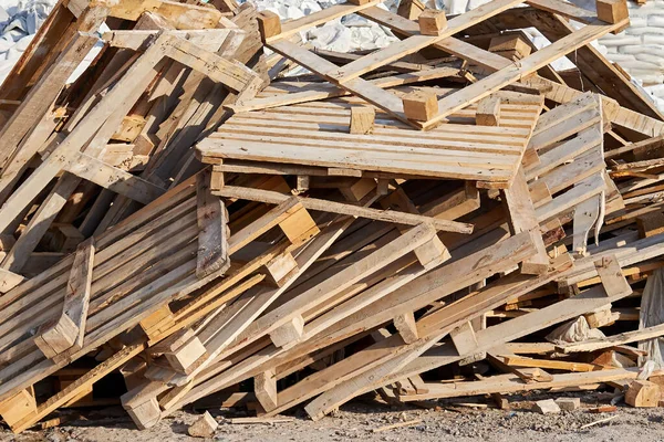 Pallet Trasporto Legno Rotti Impilati Una Pila — Foto Stock