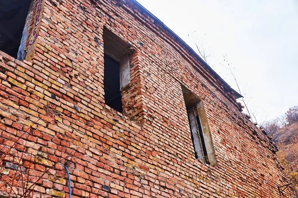 Une Vieille Maison Brique Abandonnée Avec Fenêtres Sans Cadre — Photo