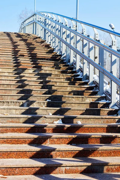 Ponte Pedonale Strada Con Gradini Granito Ringhiere Acciaio Inox — Foto Stock