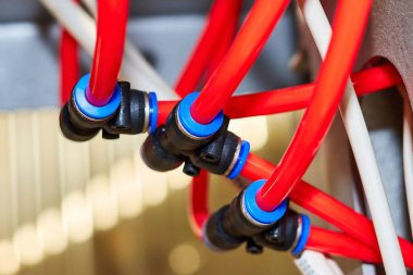 Seçici odaklanma. Tee ve pnömatik silindire bağlı pnömatik sistem tüpleri.