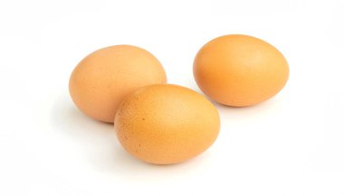 Beyaz arka planda tavuk yumurtası.