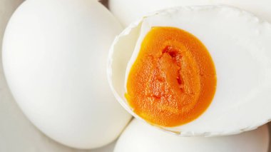 Yarım ördek yumurtası kadar yakın..