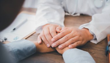 Hastanın elini tutan psikiyatristin elini yakın plan çek. Hastayı cesaretlendirmek ve rahatlatmak için.