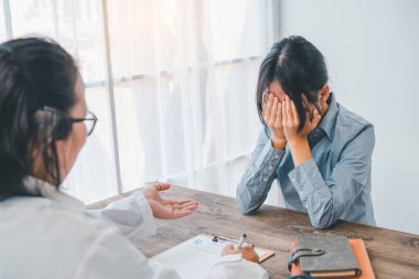 Depresyondan muzdarip hastalar, tavsiye ve tedavi yönergeleri için psikiyatriste başvurmaya gelirler.