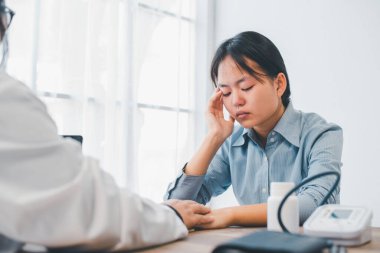 Depresyondan muzdarip hastalar, tavsiye ve tedavi yönergeleri için psikiyatriste başvurmaya gelirler.