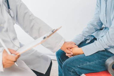 Depresyondan muzdarip hastalar, tavsiye ve tedavi yönergeleri için psikiyatriste başvurmaya gelirler.