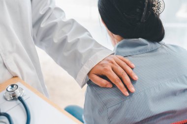 Psikiyatrist hastanın omzunu salladı. Hastayı cesaretlendirmek ve rahatlatmak için.