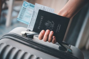 Pasaportları ve Coronavirus aşı kayıtlarını tutan insanlar yolculuk için bavullarıyla seyahat için harita tutuyorlar. Dünya çapında Covid-19