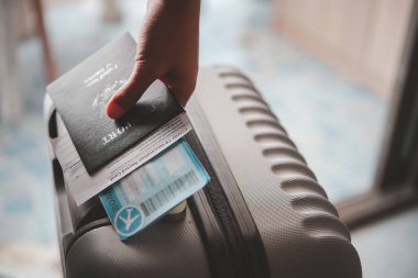 Pasaportları ve Coronavirus aşı kayıtlarını tutan insanlar yolculuk için bavullarıyla seyahat için harita tutuyorlar. Dünya çapında Covid-19