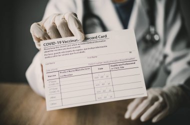Coronavirus aşısı kartı, Coronavirus aşısı olmuş bir hastaya bir doktorun elinde. - Coronavirus önleme
