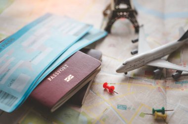 Pasaportlar dünya haritası konseptine yerleştirildi Seyahat