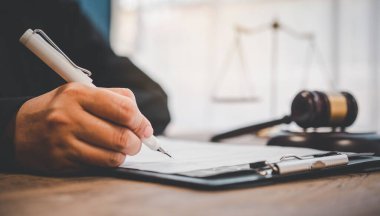 Hukuk tema, Yargıç, icra memurları, kanıta dayalı durumları ve dikkate alınan belgeler çekiç.