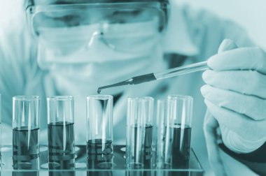 Bilim insanları laboratuardaki tıp bilimi eğitiminde virüslere karşı aşıları araştırıyorlar...