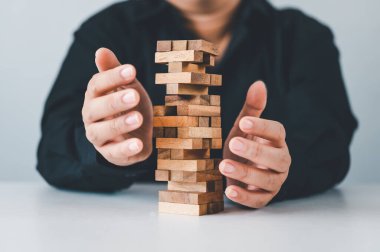 İş hayatında iş riskleri. Meditasyonun planlanması, sektördeki riski azaltmaya karar verirken dikkatli olması gerekir. Oyun kuleden tahta bir bloğa doğru çekilirken