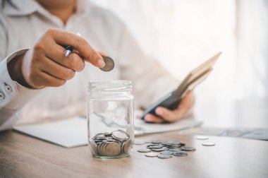 Domuz kumbarasıyla el ele tutuştuk. Tasarruf ve mali hesaplar kavramı