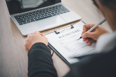 İnsanlar bir şirkette işe başvurmak için iş başvurusu formunu dolduruyorlar..