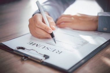 İnsanlar bir şirkette işe başvurmak için iş başvurusu formunu dolduruyorlar..