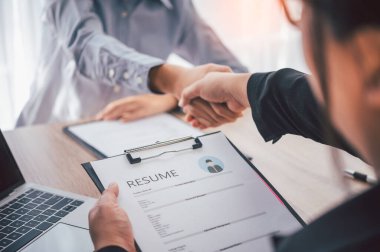 İK yöneticileri iş başvurusunda bulunanlarla el ele tutuşuyor, teklifleri kabul ediyor ve şirkette birlikte çalışmayı kabul ediyorlar..