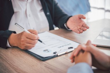 İnsan kaynakları yöneticisi, iş arayan kişiye başvuru formunun özgeçmişini doldurmadan önce iş başvurusunda bulunup şirkette işe alınmayı düşünmesini açıklamaktadır..
