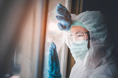 COVID-19 salgını sırasında, Asyalı bir kadın doktor çok çalışmış, bu da onu bitkin ve endişeli bırakmış..