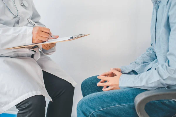 Depresyondan muzdarip hastalar, tavsiye ve tedavi yönergeleri için psikiyatriste başvurmaya gelirler.