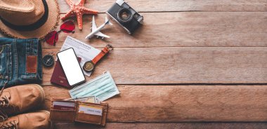 Yolculuk sırasında COVID-19 'u koruyorum. Seyahat aksesuarları kostümleri. Pasaportlar, bavullar, yolculuk için hazırlanmış seyahat haritaları.