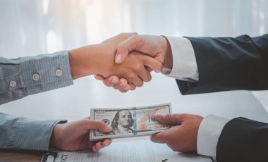 İş adamı, doların rüşvet olarak kabul edileceği bir rüşvet anlaşmasını görüşüyordu. Rüşvet ve yolsuzlukla mücadele kavramları