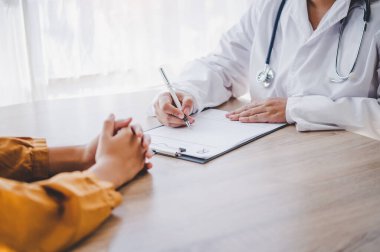 Hastanın elini tutan psikiyatristin elini yakın plan çek. Hastayı cesaretlendirmek ve rahatlatmak için.