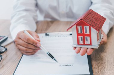Satış elemanı ev anahtarları konsepti, yeni ev anahtarları, yeni ev alımı