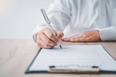 İş adamı anlaşma yapıyor, danışmanlık yapıyor ve imzalanabilmesi için sözleşmenin detaylarını açıklıyor..