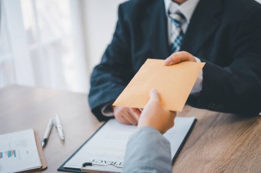 İş adamı, doların rüşvet olarak kabul edileceği bir rüşvet anlaşmasını görüşüyordu. Rüşvet ve yolsuzlukla mücadele kavramları