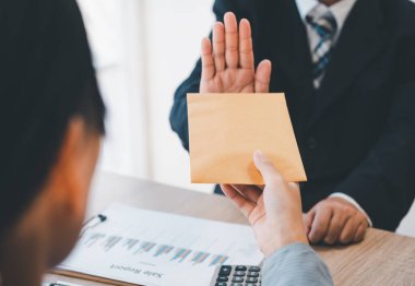Dolar banknotları iş adamları tarafından rüşvet olarak kabul edilmez. Rüşvet ve yolsuzlukla mücadele kavramları