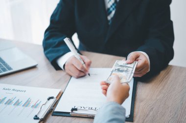 İş adamı, doların rüşvet olarak kabul edileceği bir rüşvet anlaşmasını görüşüyordu. Rüşvet ve yolsuzlukla mücadele kavramları