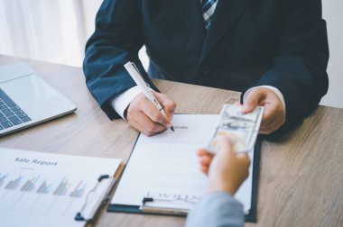 İş adamı, doların rüşvet olarak kabul edileceği bir rüşvet anlaşmasını görüşüyordu. Rüşvet ve yolsuzlukla mücadele kavramları