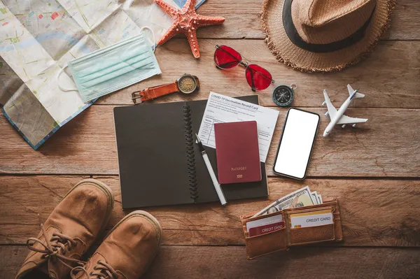 Ochrona Covid Podczas Podróży Kostiumy Akcesoriów Turystycznych Paszporty Bagaż Koszty — Zdjęcie stockowe
