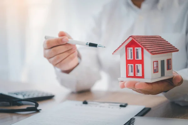 Vendedor Sosteniendo Concepto Llaves Casa Llaves Casa Para Casa Nueva — Foto de Stock