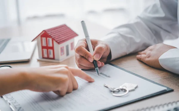 Hombre Negocios Está Negociando Asesorando Aclarando Los Detalles Contrato Para — Foto de Stock