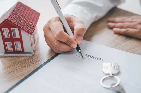 Hombre Negocios Está Negociando Asesorando Aclarando Los Detalles Contrato Para — Foto de Stock