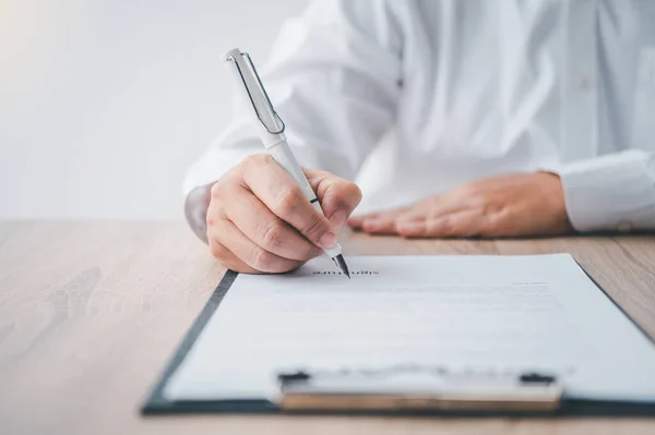 Hombre Negocios Está Negociando Asesorando Aclarando Los Detalles Contrato Para — Foto de Stock