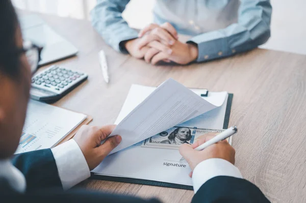 Affärsmannen Förhandlade Ett Mutarrangemang Där Dollarn Skulle Tas Emot Som — Stockfoto