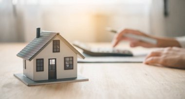 Satış elemanı konsepti ev anahtarları, yeni ev anahtarları, yeni ev alımı. Emlak için kredi anlaşması, emlak için kredi anlaşması, gayrimenkul için kredi anlaşması