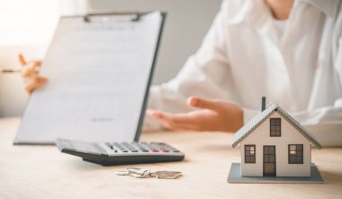 Satış elemanı konsepti ev anahtarları, yeni ev anahtarları, yeni ev alımı. Emlak için kredi anlaşması, emlak için kredi anlaşması, gayrimenkul için kredi anlaşması