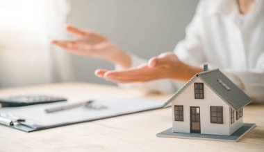 Satış elemanı konsepti ev anahtarları, yeni ev anahtarları, yeni ev alımı. Emlak için kredi anlaşması, emlak için kredi anlaşması, gayrimenkul için kredi anlaşması