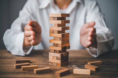 İş hayatında iş riskleri. Meditasyonun planlanması, sektördeki riski azaltmaya karar verirken dikkatli olması gerekir. Oyun kuleden tahta bir bloğa doğru çekilirken