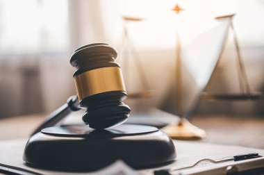 Hukuk teması, hakimin tokmağı, kolluk kuvvetleri, kanıt temelli davalar ve dikkate alınan belgeler.