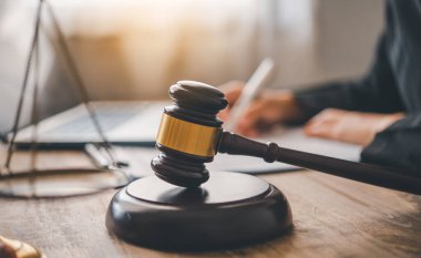 Hukuk tema, Yargıç, icra memurları, kanıta dayalı durumları ve dikkate alınan belgeler çekiç.