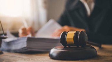 Hukuk tema, Yargıç, icra memurları, kanıta dayalı durumları ve dikkate alınan belgeler çekiç.